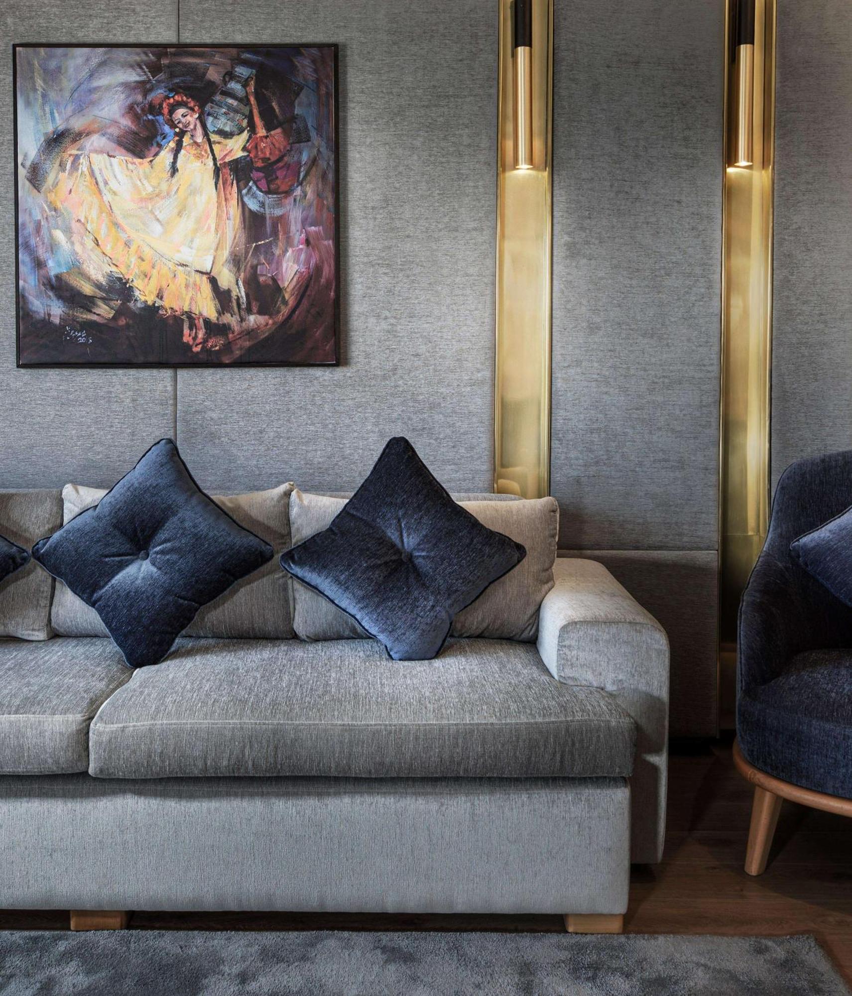 فندق ستيجنبرجر النيل الأقصر المظهر الخارجي الصورة A sofa with cushions