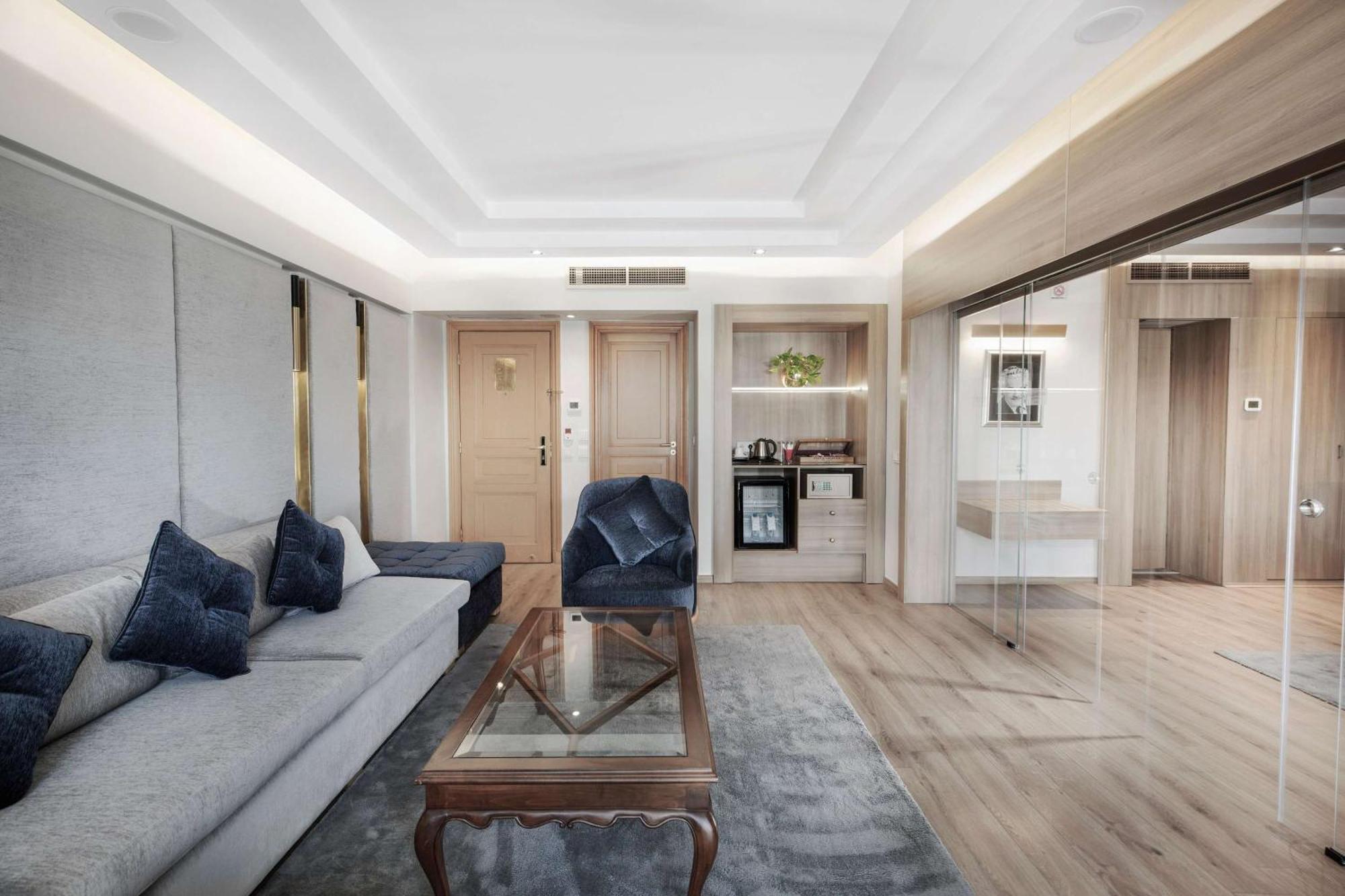 فندق ستيجنبرجر النيل الأقصر المظهر الخارجي الصورة The interior of a suite at the hotel