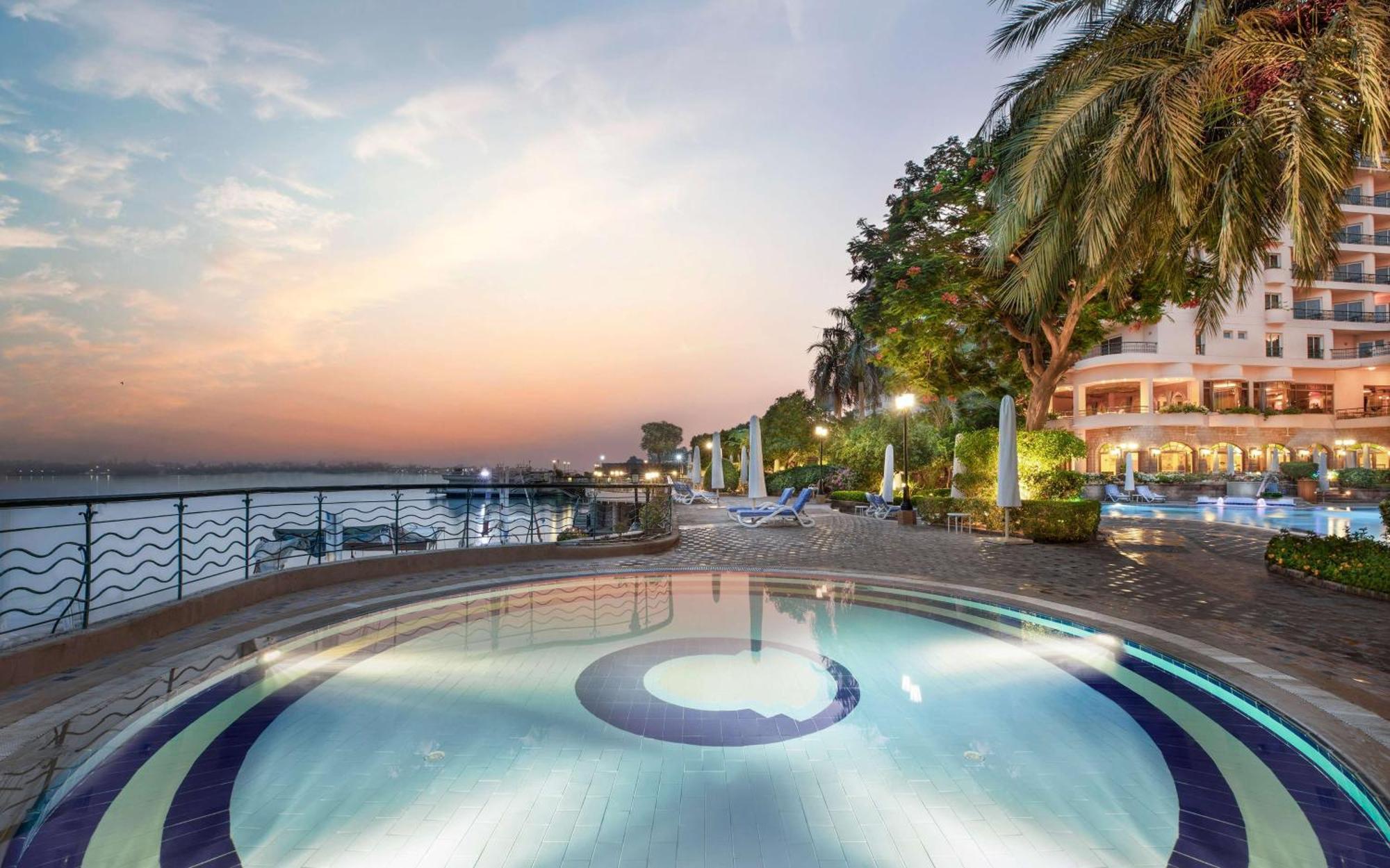 فندق ستيجنبرجر النيل الأقصر المظهر الخارجي الصورة The pool at the Grand Hotel