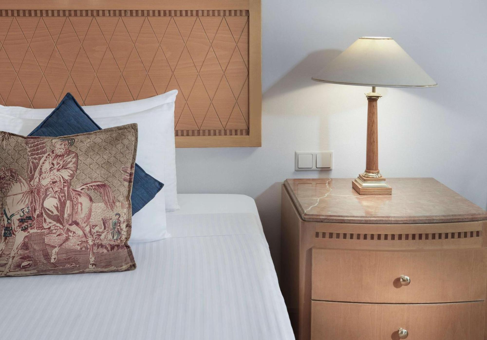 فندق ستيجنبرجر النيل الأقصر المظهر الخارجي الصورة A bedside table