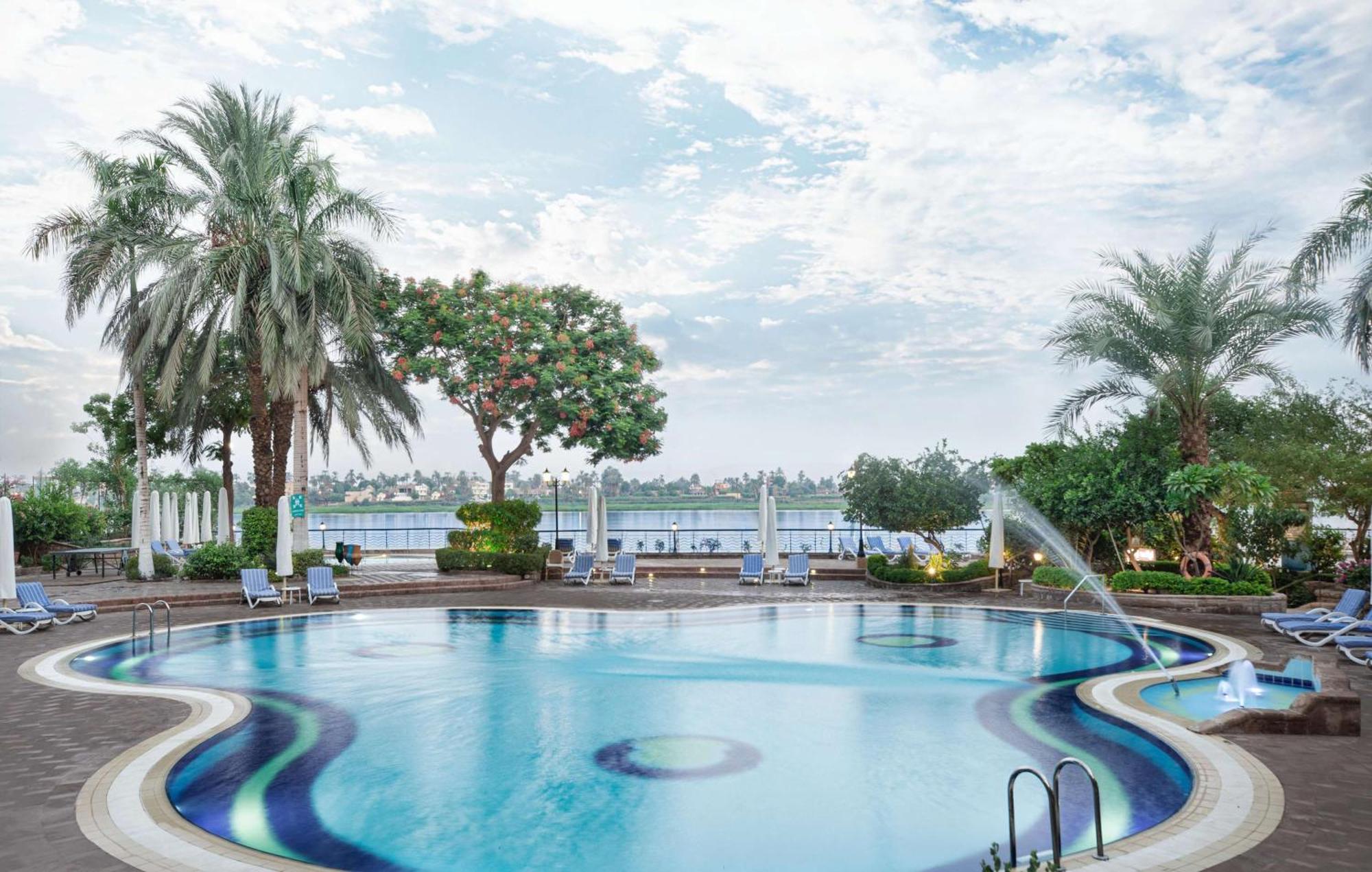 فندق ستيجنبرجر النيل الأقصر المظهر الخارجي الصورة The pool at the hotel